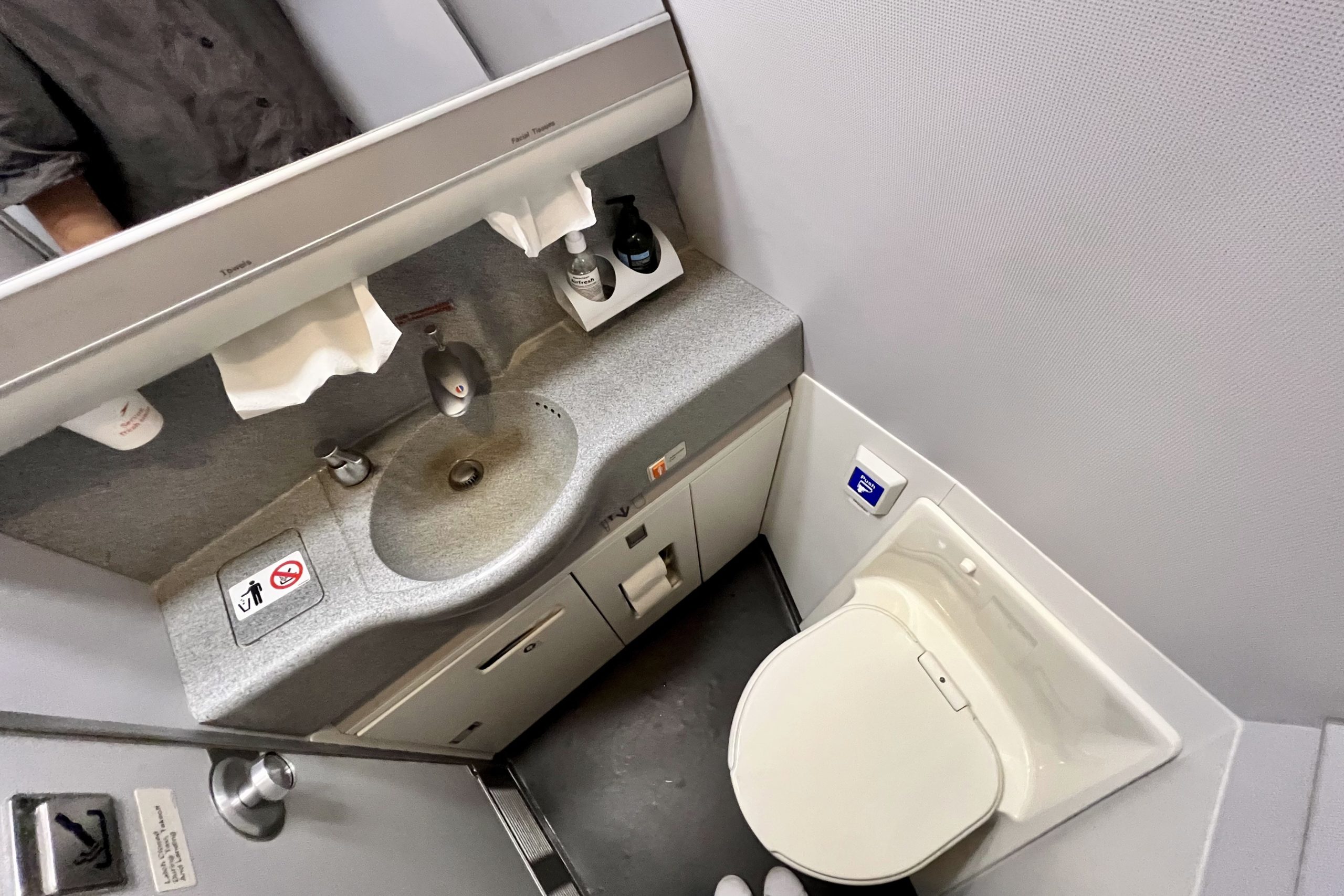 Austrian Airlines business class – Restroom