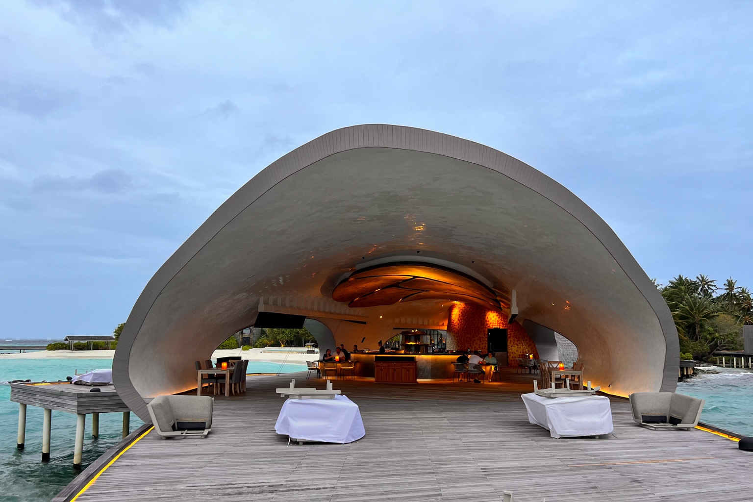 St. Regis Maldives Vommuli – Whale Bar