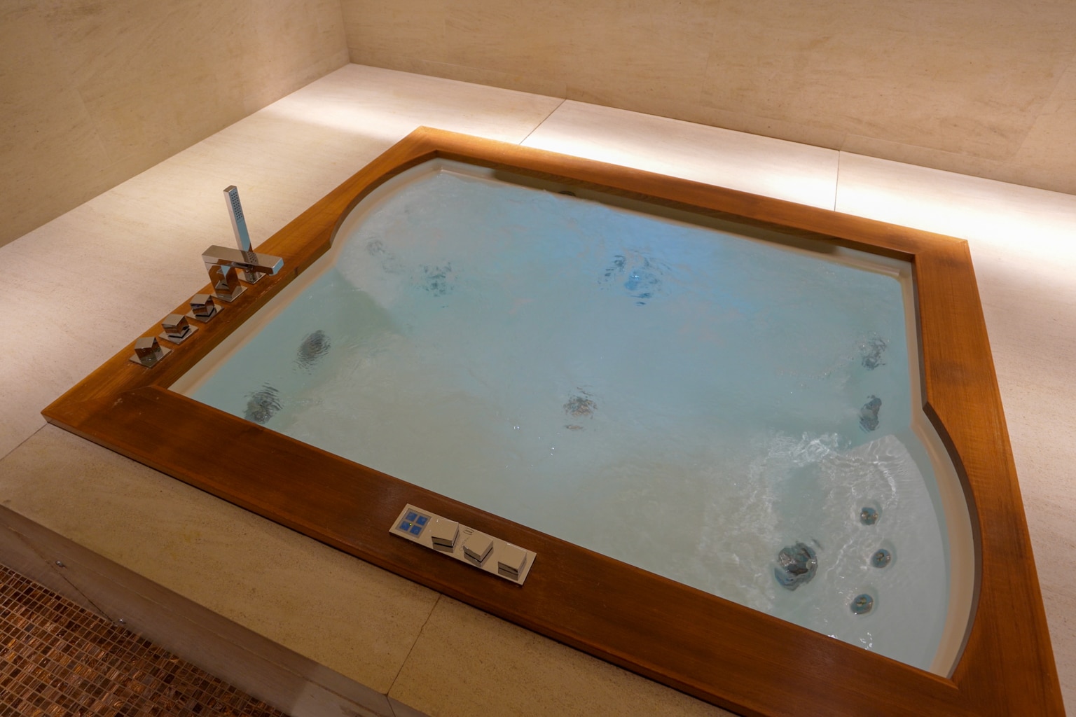 Qatar Airways Al Safwa First Class Lounge – Hot tub