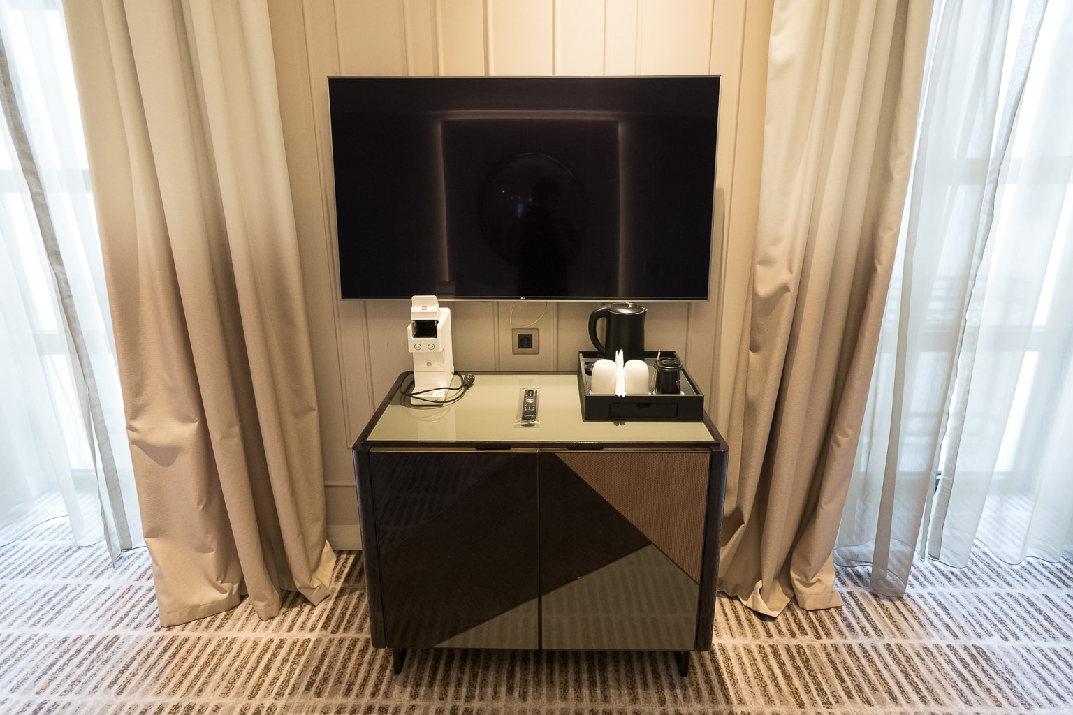 Tbilisi Marriott Hotel – Junior Suite TV & minibar