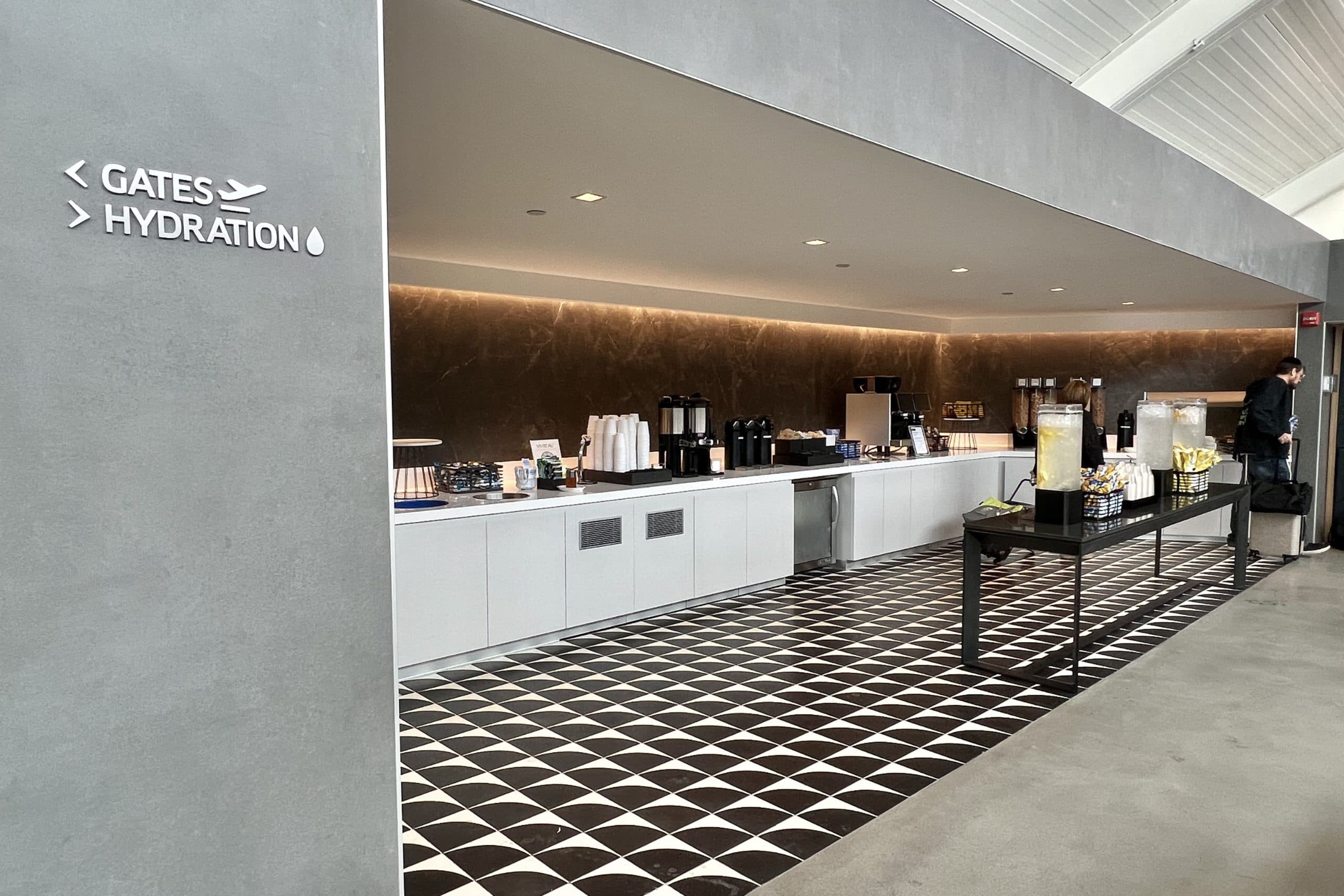 Review: New United Club Newark (Terminal C)