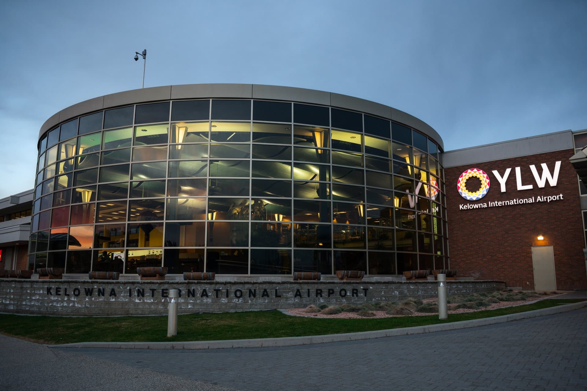 Kelowna International Airport (YLW) terminal building exterior