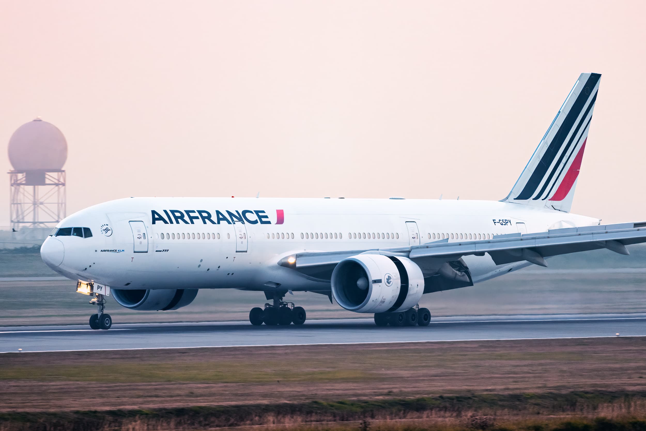 The Awe-Inspiring Art of Planespotting