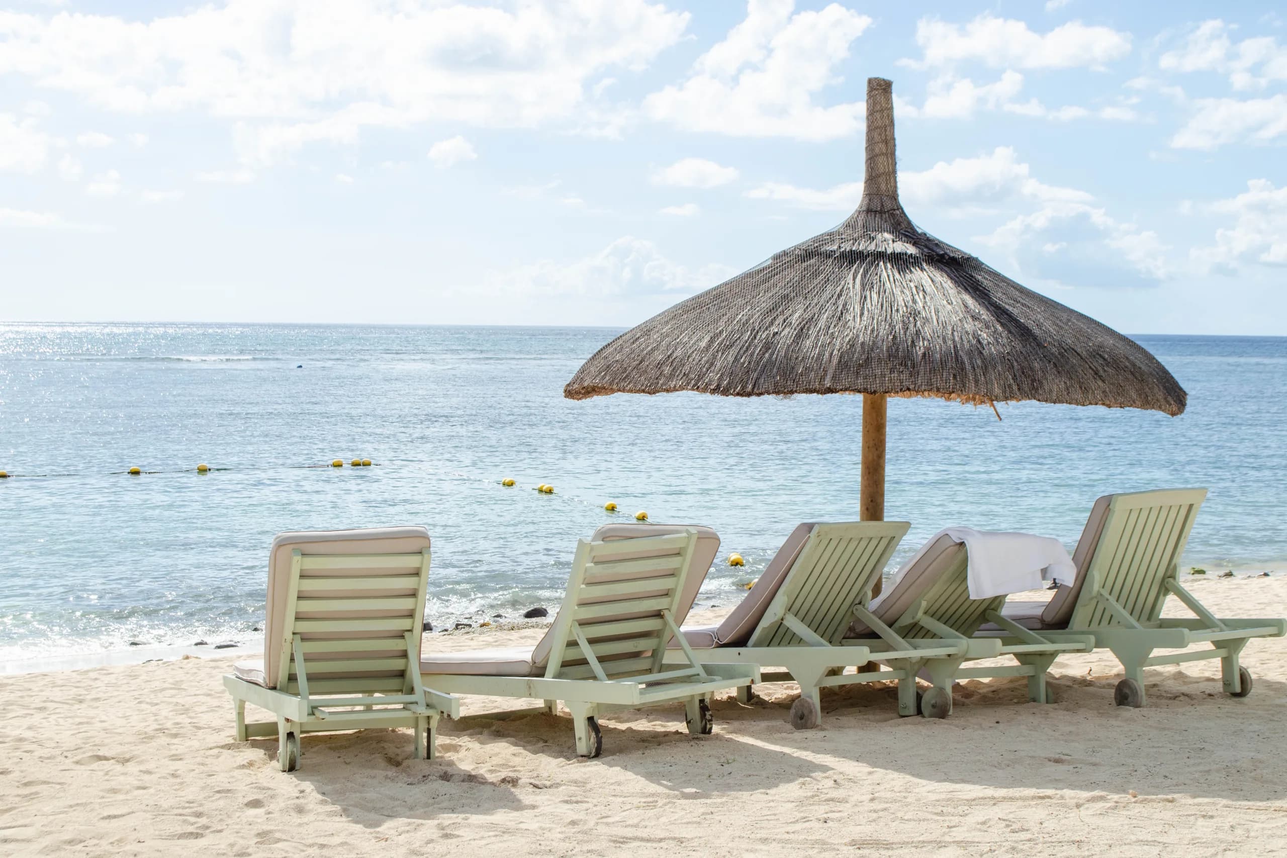 Head-to-Head: Amex Cobalt Card vs. Amex Gold Rewards Card