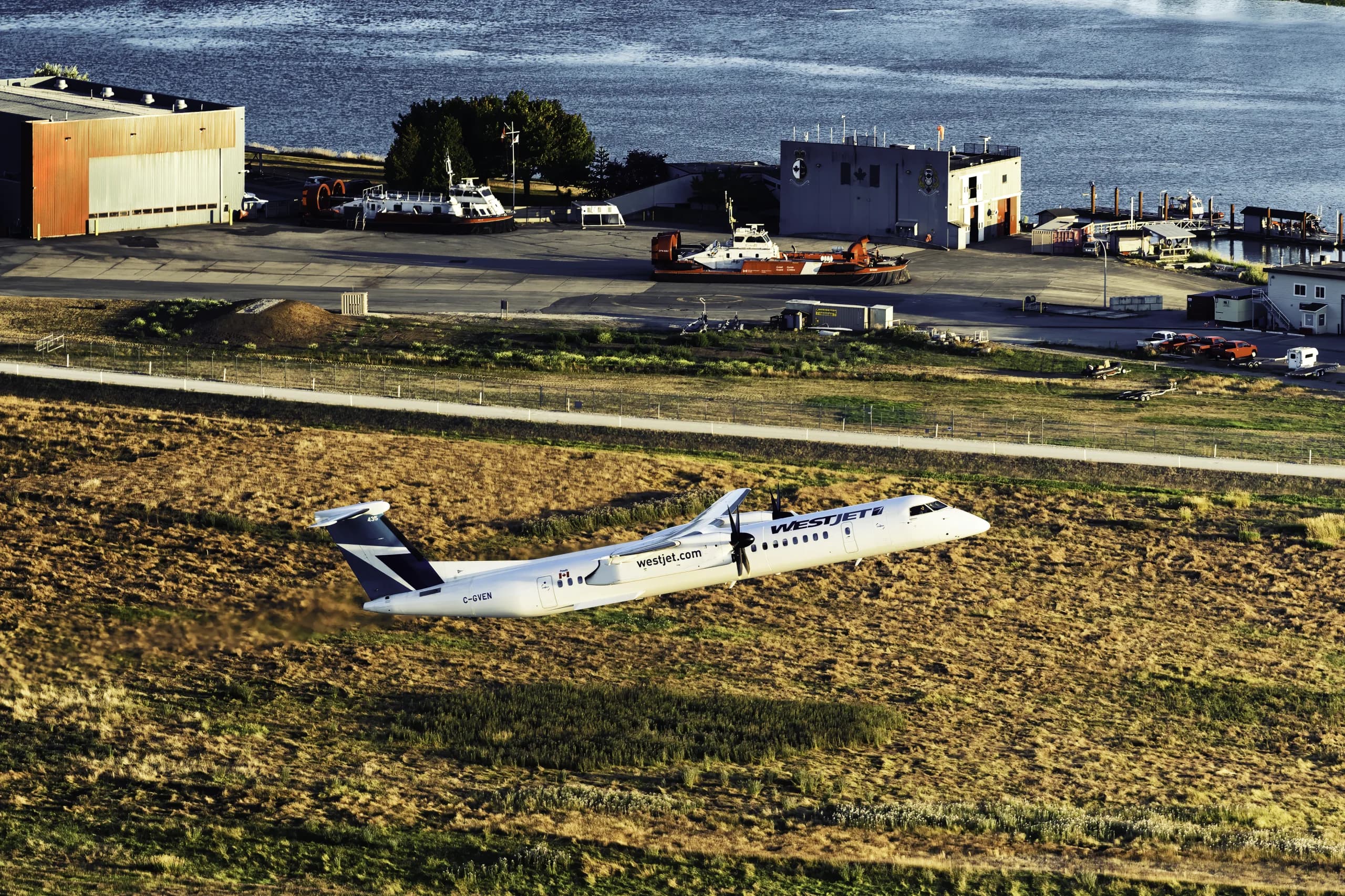 WestJet dash8 q400 plane