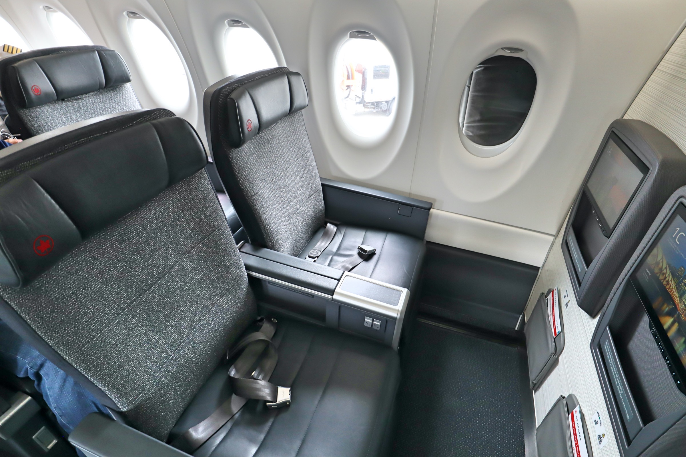 review-air-canada-a220-business-class-montreal-to-calgary-prince-of