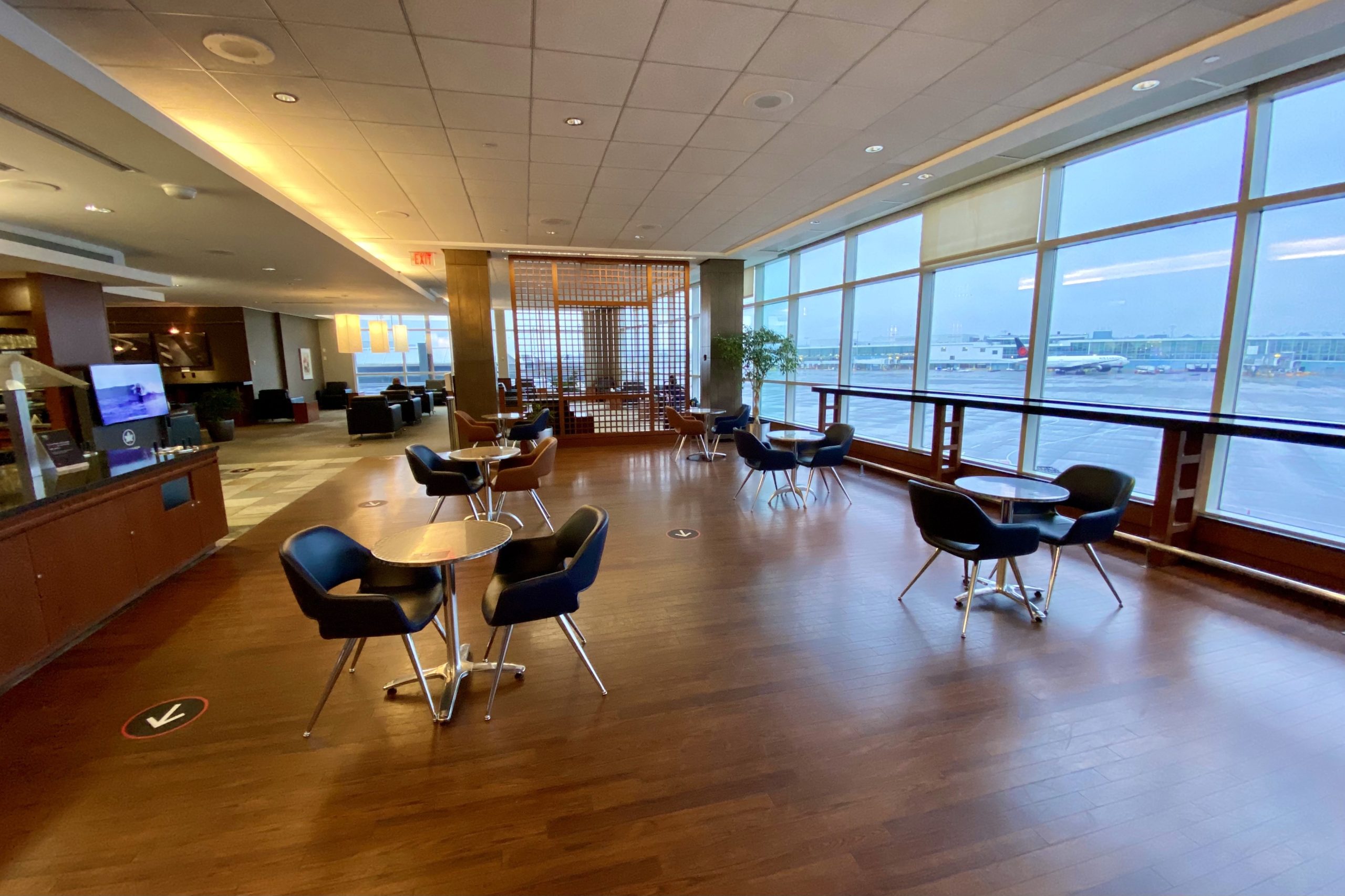 Air Canada Maple Leaf Lounge Vancouver (Domestic) – Dining area