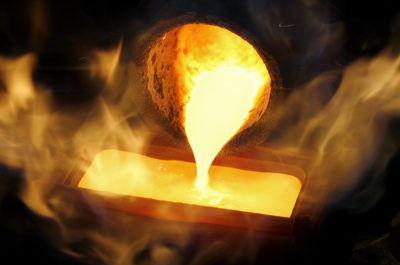 Melted gold flows out of a smelter into a mould of a one kilogram bar at a plant of gold refiner and bar manufacturer Argor-Heraeus SA in the southern Swiss town of Mendrisio November 13, 2008. In addition of some 350-400 tons of gold and 350 tons of silver per year, Argor-Heraeus SA processes platinum, palladium and precious metals to bars and other products of the precious metals industry.   REUTERS/Arnd Wiegmann  (SWITZERLAND) - BM2E4BD11I301