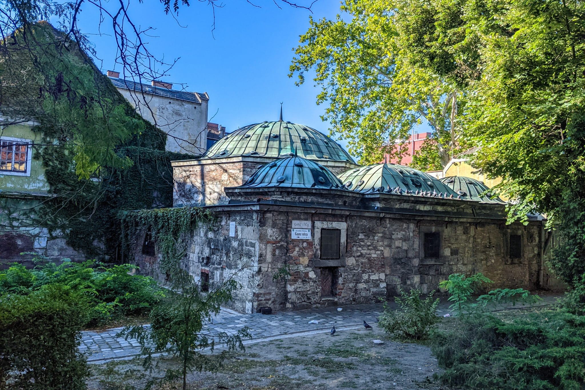 soaking-in-the-thermal-baths-of-budapest-prince-of-travel